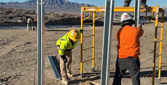 Equipo de Suntomine instalando nuevos sistemas de montaje