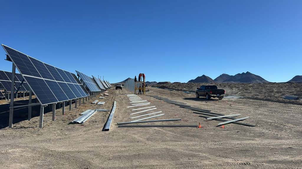 Equipo de Suntomine instalando nuevos sistemas de montaje